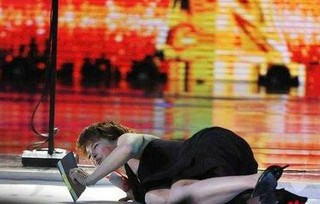 女星摔倒 红毯摔倒 明星走红毯摔倒_女明星台阶摔倒