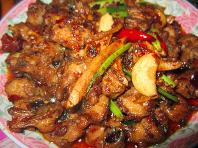 云南做黑暗料理的网红是谁啊图片,_百色暗黑料理 烤猪眼 酱爆猪眼睛